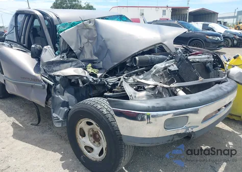2001 Toyota Tundra Sr5 V8 z USA, uszkodzony, nr VIN 5TBRT34191S162686